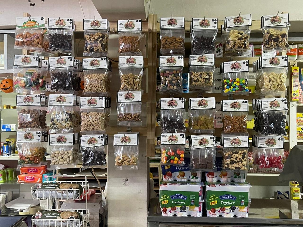 Exhibidor de productos FRUTITOS en un punto de venta